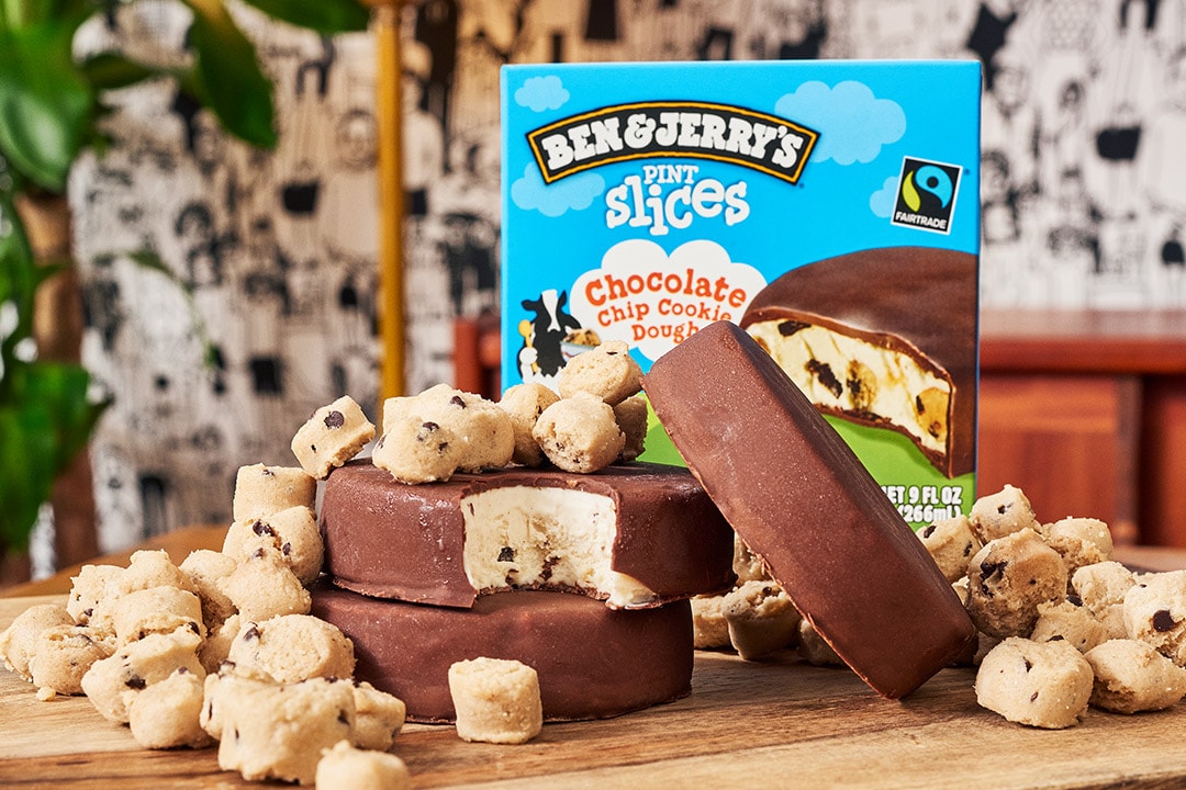 Uma mesa cheia de Pint Slices junto com massa de biscoito