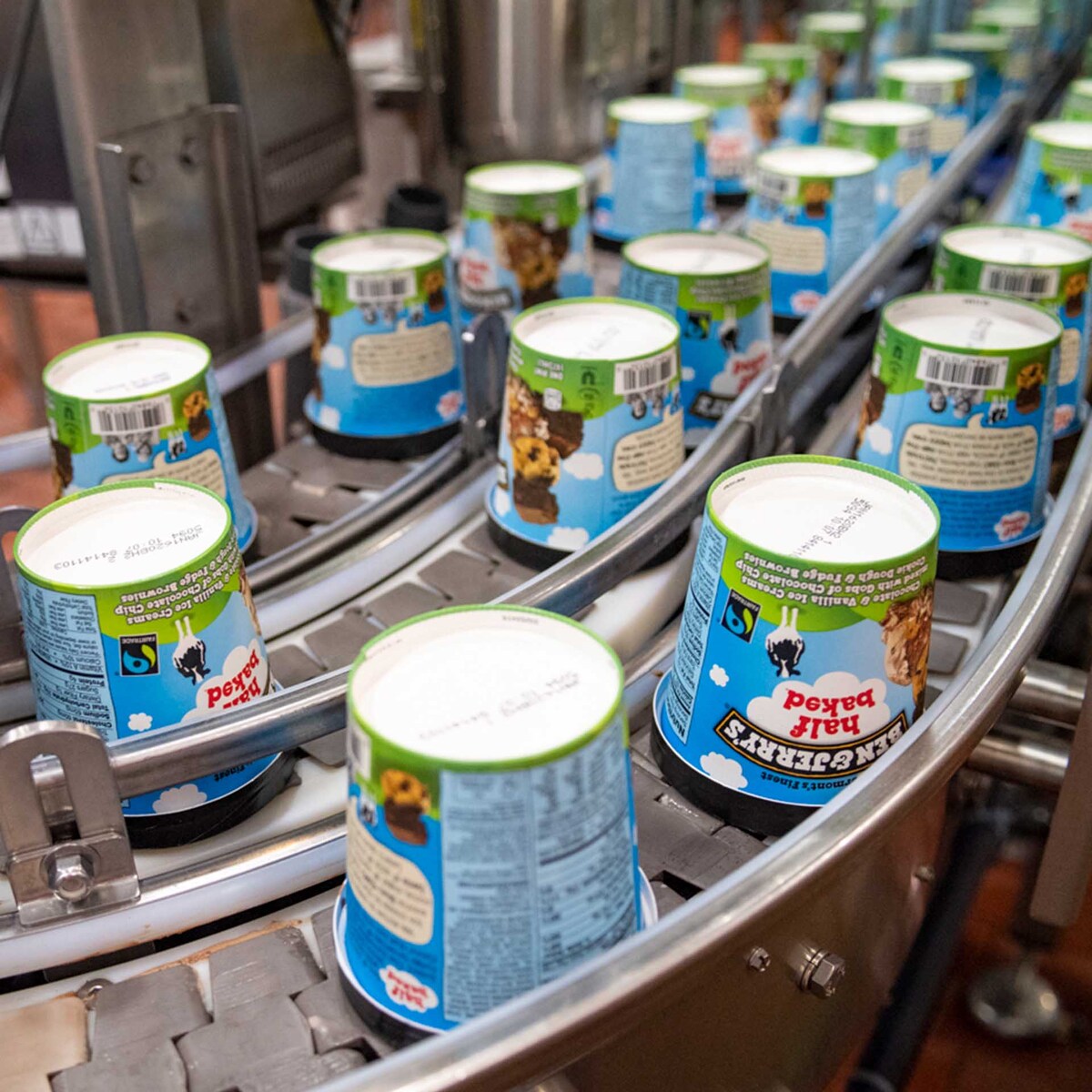 Potes de sorvete Ben & Jerry’s em uma linha de fábrica