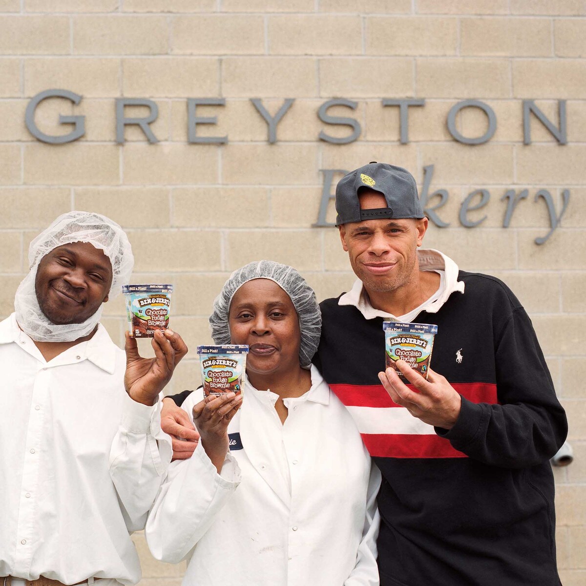 Funcionários da Greyston Bakery seguram potes de sorvete da Ben & Jerry’s